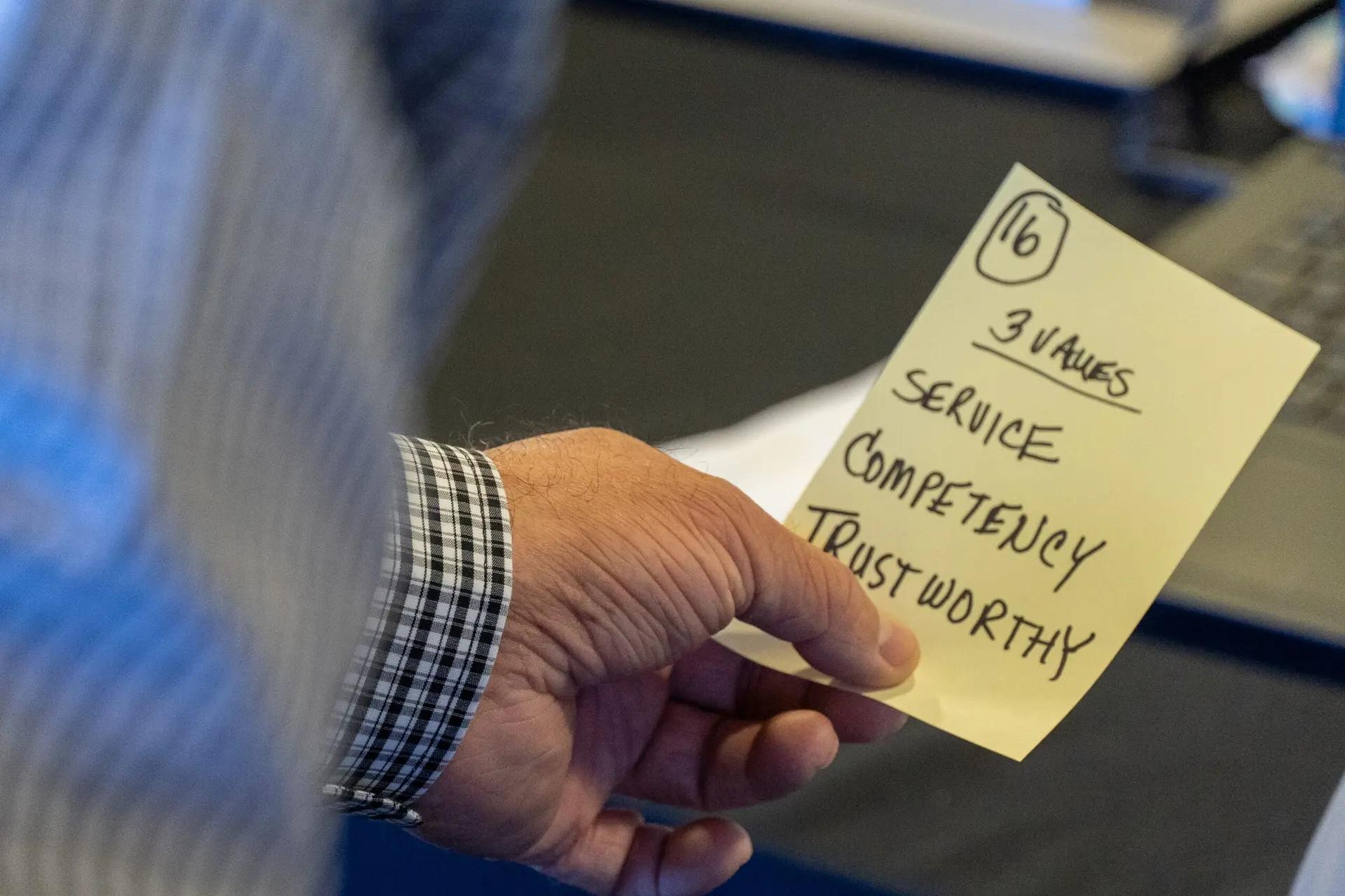 Person holding a post-it note